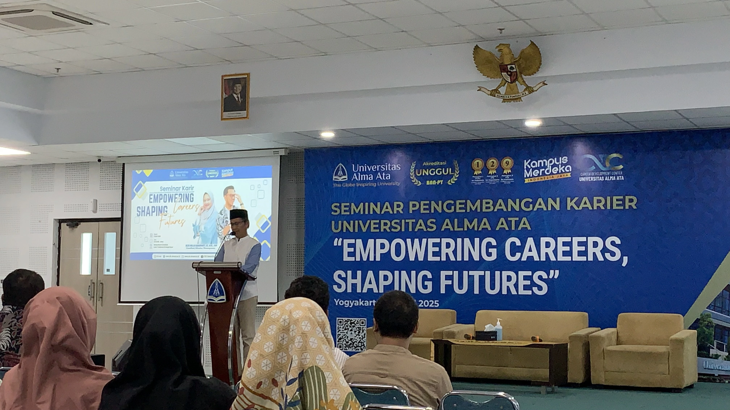 Seminar Pengembangan Karier, Rektor Alma Ata Beri Motivasi Calon Wisudawan
