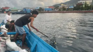 Pemuda Kampung Makassar Timur Bersihkan Pesisir Laut Ternate