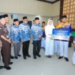 Gubernur dan Wakil Gubernur Maluku Utara Resmi Lepas Jamaah Haji 2025 di Ternate