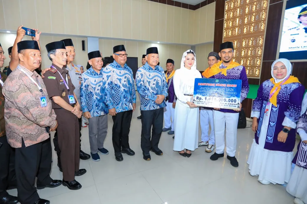 Gubernur dan Wakil Gubernur Maluku Utara Resmi Lepas Jamaah Haji 2025 di Ternate