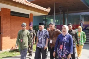 Wakil Gubernur Maluku Utara KH. Sarbin Sehe meninjau revitalisasi Anjungan Malut di TMII Jakarta