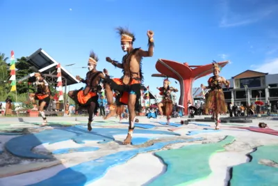 Tari biota laut dibawakan Sanggar Mbilin Kayam dalam Festival Sorai Waisai 2025 di Waisai, Raja Ampat
