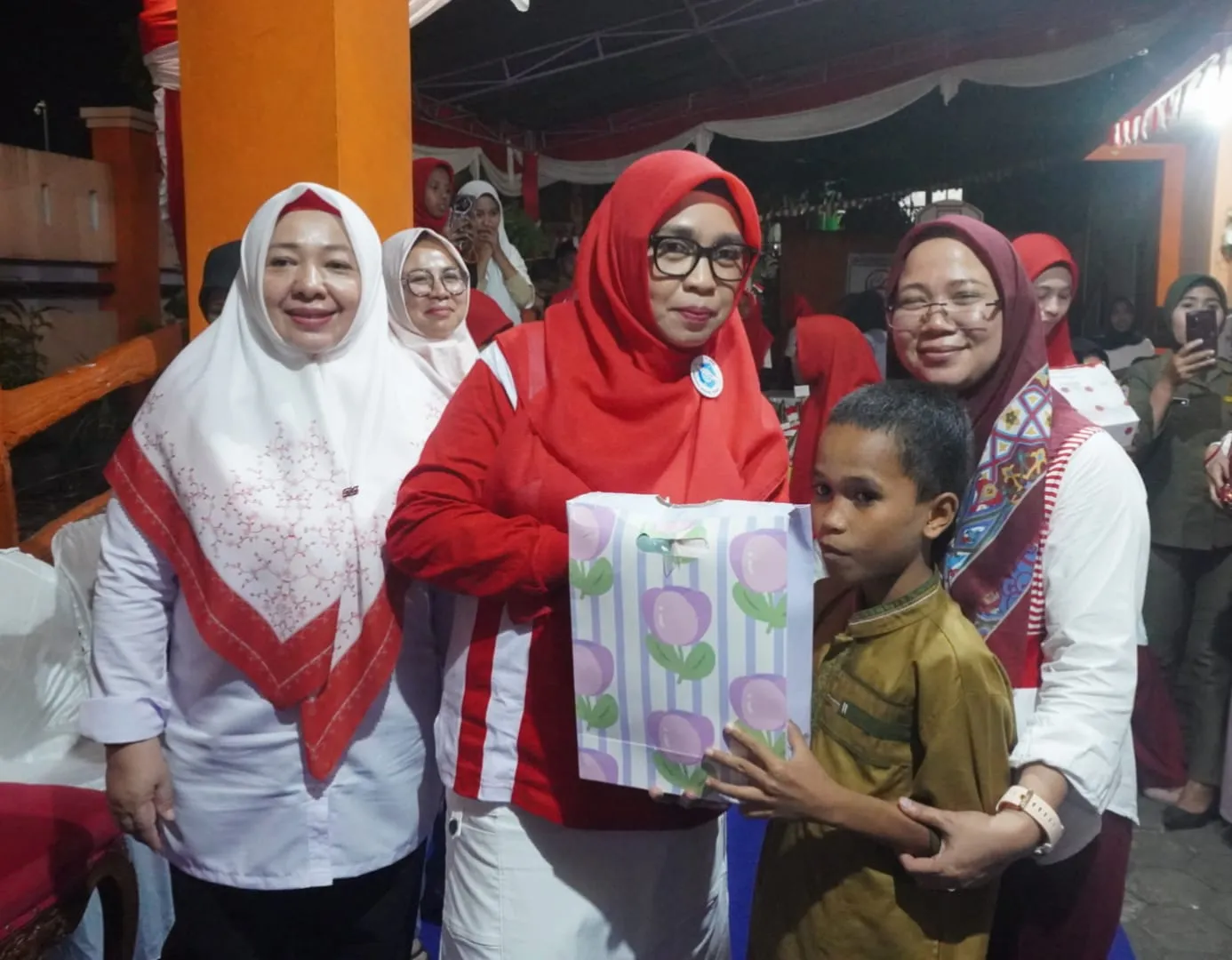 Anak-anak panti mengikuti lomba menghias tumpeng HUT RI ke-80 di Ternate