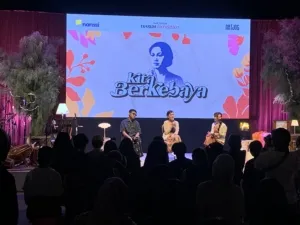 Panggung talkshow Kita Berkebaya di ARTJOG 2025 menampilkan Lantun Orchestra di Jogja National Museum.