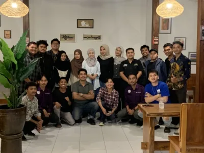 Pendiri Ruang Nyata, Kevin Mardianto, Muhammad Ilham, dan Fatur Djaguna, dalam diskusi perdana di Kopi Klotok Yogyakarta membahas politik hukum, kebijakan publik, literasi hukum, advokasi UMKM, dan pengabdian masyarakat.