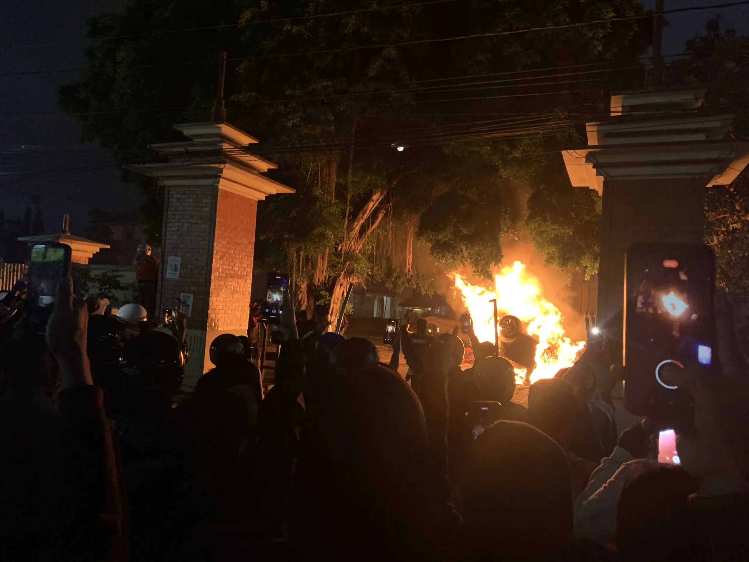 Mobil terbakar dalam aksi solidaritas Yogyakarta menuntut keadilan untuk Affan Kurniawan.