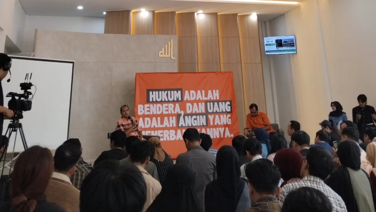 Farid, mahasiswa BEM Universitas Jenderal Achmad Yani Yogyakarta, berbicara dalam diskusi RUU KUHAP Yogyakarta