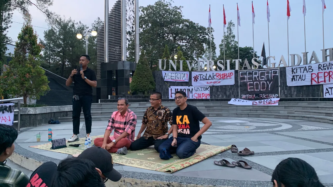 Debat terbuka Sergap Eddy di Boulevard UGM Yogyakarta menghadirkan Wakil Menteri Hukum RI Eddy Hiariej, akademisi, dan mahasiswa membahas RKUHAP.