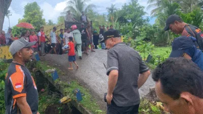 Wagub Maluku Utara memeriksa kerusakan jembatan ambruk di Payahe–Dehepodo akibat curah hujan tinggi