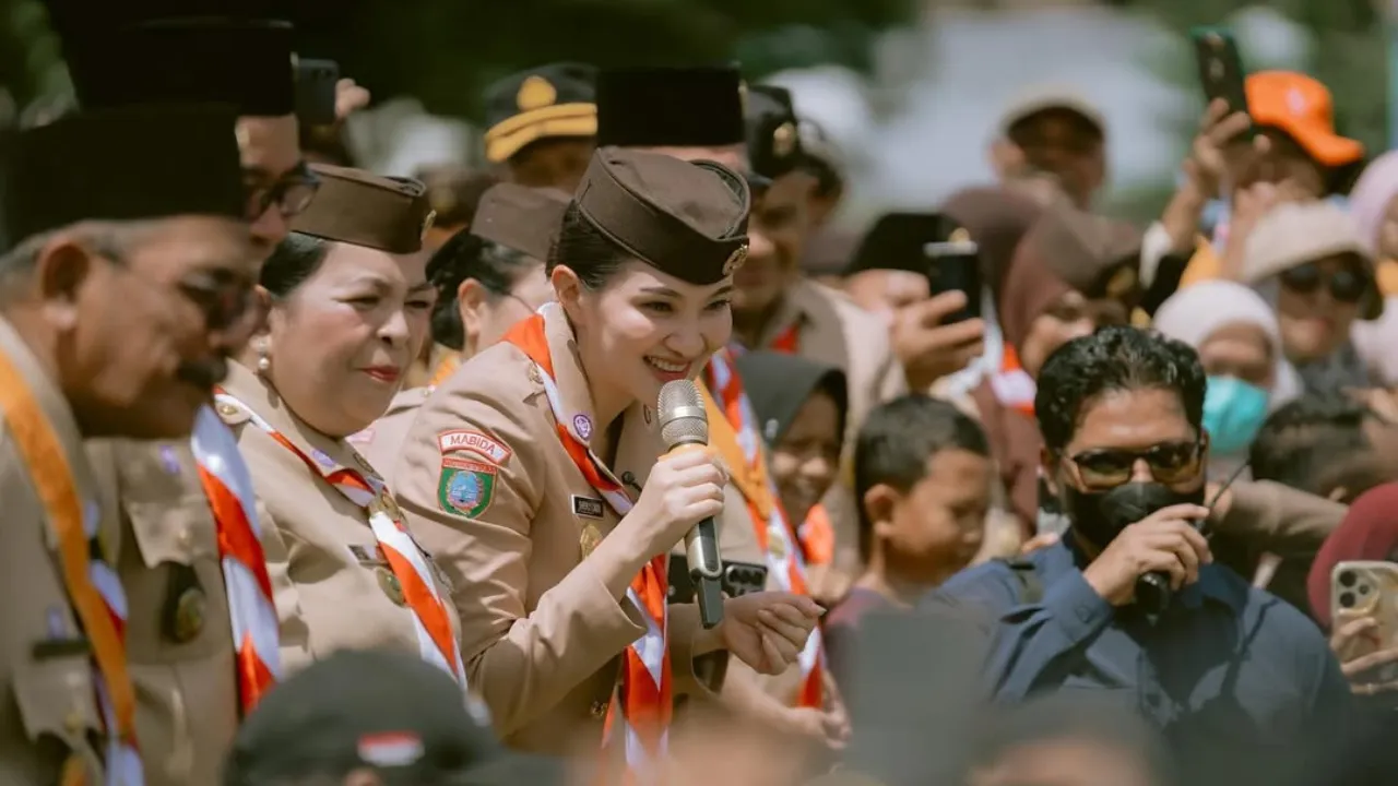 Potret resmi Sherly Tjoanda Laos, Gubernur Maluku Utara, tersenyum