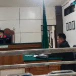 Majelis Hakim PN Labuha saat mengabulkan permohonan asesmen untuk terdakwa Ikbal Daeng Magasing pada sidang terbuka 14 Agustus 2025