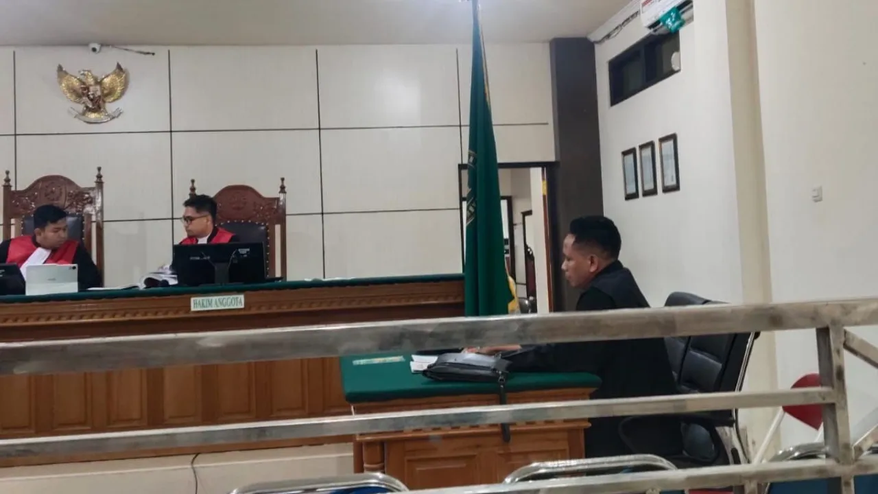 Majelis Hakim PN Labuha saat mengabulkan permohonan asesmen untuk terdakwa Ikbal Daeng Magasing pada sidang terbuka 14 Agustus 2025