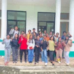 Kegiatan Lapak Baca GMKI Komisariat Unkhair I di depan Lab Pendidikan Geografi Unkhair, anggota membaca dan berdiskusi untuk tingkatkan literasi.