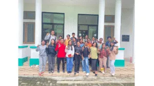 Kegiatan Lapak Baca GMKI Komisariat Unkhair I di depan Lab Pendidikan Geografi Unkhair, anggota membaca dan berdiskusi untuk tingkatkan literasi.