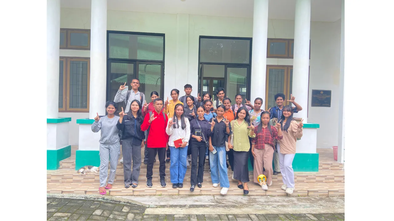 Kegiatan Lapak Baca GMKI Komisariat Unkhair I di depan Lab Pendidikan Geografi Unkhair, anggota membaca dan berdiskusi untuk tingkatkan literasi.