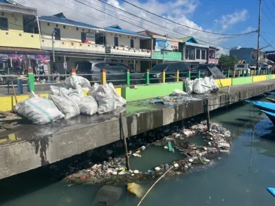 Tumpukan sampah di salah satu sudut Kampung Makassar Timur yang dikeluhkan warga dan mahasiswa.