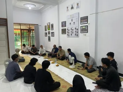 Suasana diskusi Wakil Wali Kota Tidore dengan mahasiswa PKPM Nuku Yogyakarta membahas pendidikan dan pembangunan daerah.