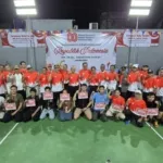 Mahasiswa KKN Universitas Trilogi Kelompok 21 berfoto bersama warga dan panitia saat pembukaan perayaan HUT RI ke-80 di RW 09 Srengseng Sawah, Jagakarsa, Jumat (8/8/2025)