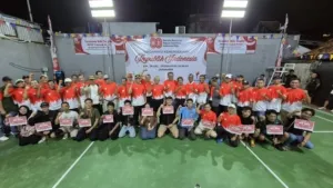 Mahasiswa KKN Universitas Trilogi Kelompok 21 berfoto bersama warga dan panitia saat pembukaan perayaan HUT RI ke-80 di RW 09 Srengseng Sawah, Jagakarsa, Jumat (8/8/2025)