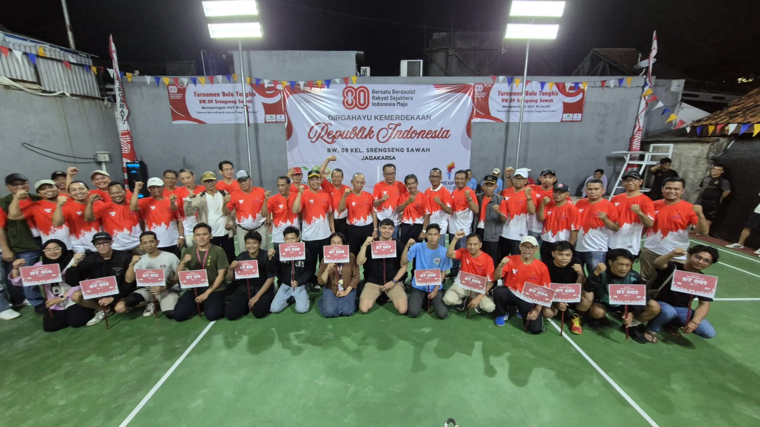 Mahasiswa KKN Universitas Trilogi Kelompok 21 berfoto bersama warga dan panitia saat pembukaan perayaan HUT RI ke-80 di RW 09 Srengseng Sawah, Jagakarsa, Jumat (8/8/2025)
