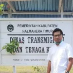 Petani transmigran mengolah lahan pertanian di kawasan permukiman baru program transmigrasi.