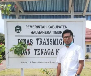 Petani transmigran mengolah lahan pertanian di kawasan permukiman baru program transmigrasi.