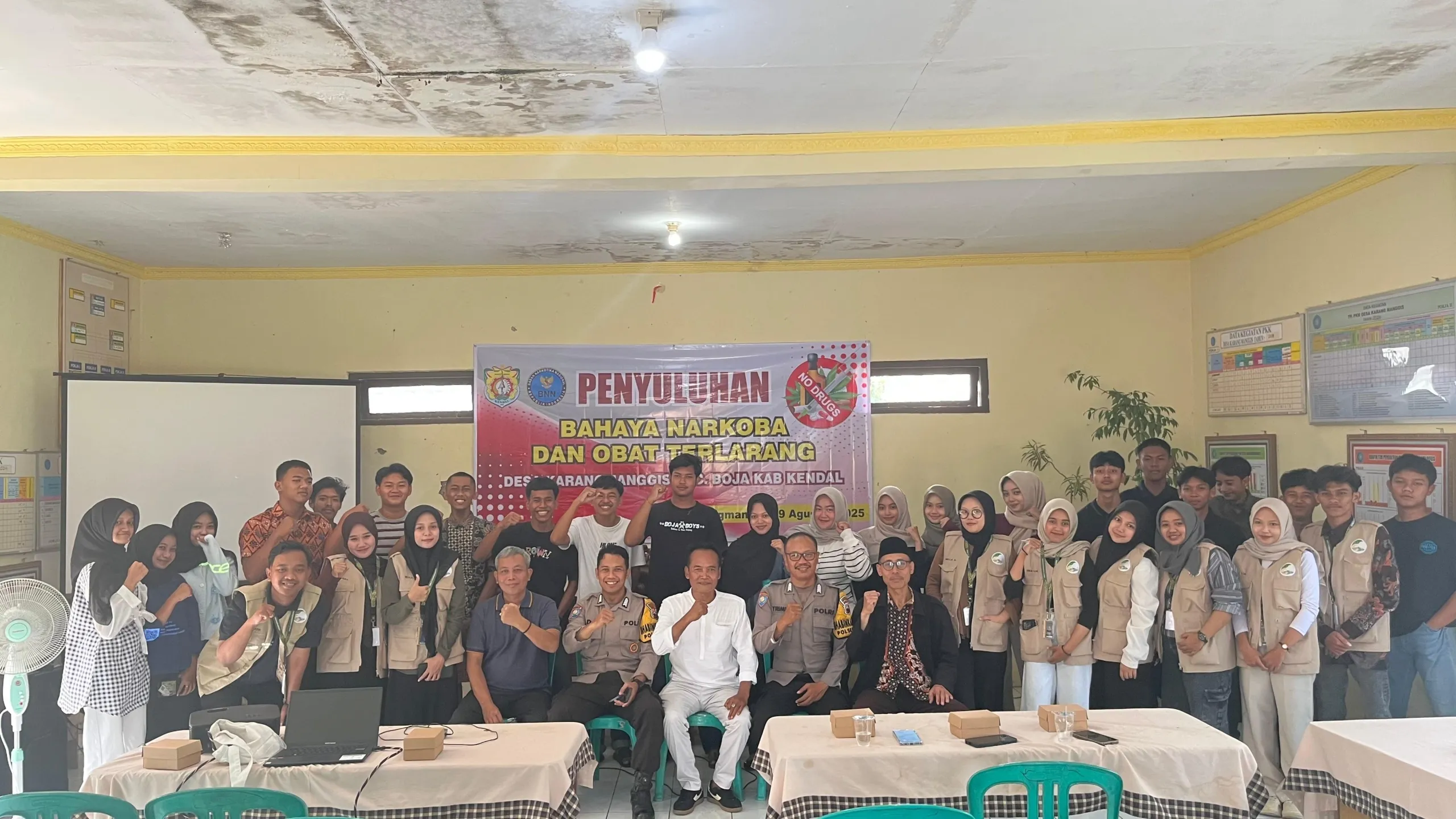 Suasana penyuluhan bahaya narkoba di Balai Desa Karangmanggis bersama mahasiswa KKN dan BNN Kendal
