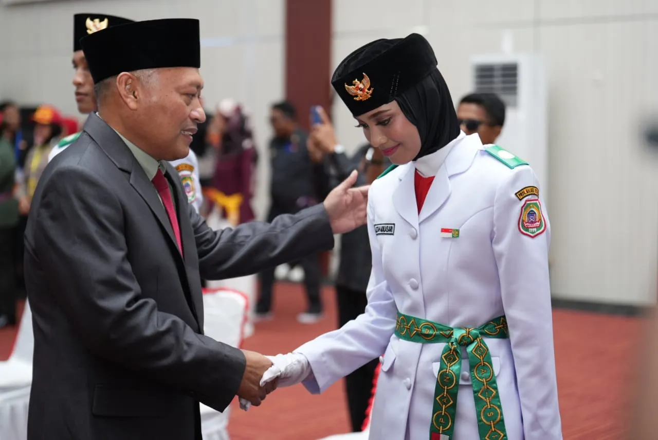 Pengukuhan Paskibraka Maluku Utara 2025 oleh Wakil Gubernur KH. Sarbin Sehe di Aula Nuku, Kantor Gubernur Maluku Utara.