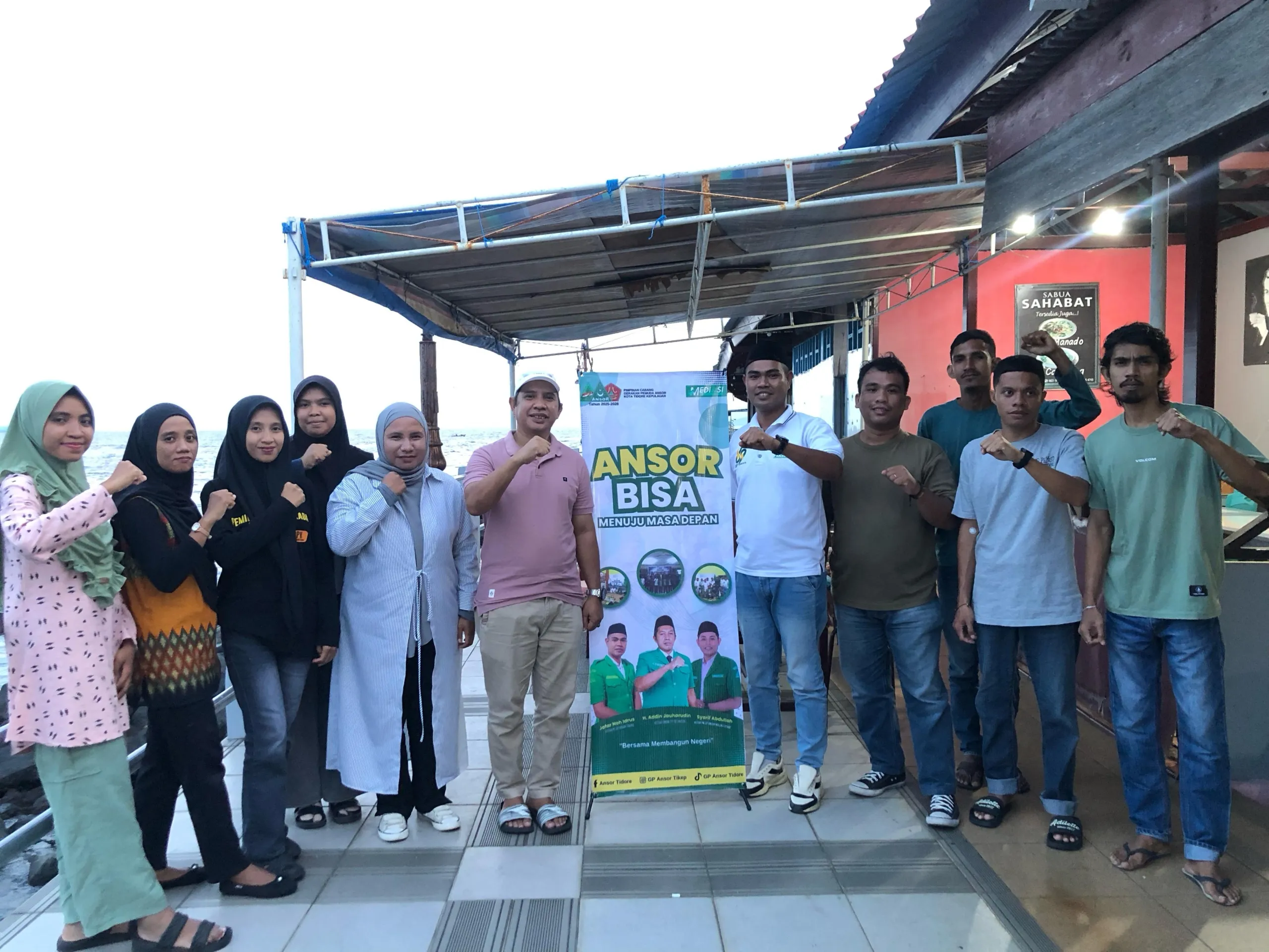 Diskusi GP Ansor Tidore bahas APBD 2026 dan visi misi Walikota di Sabua Sahabat, Pantai Tugulufa