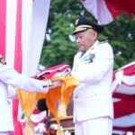 Wakil Gubernur Maluku Utara KH. Sarbin Sehe memimpin upacara penurunan bendera HUT RI ke-80 di Sofifi