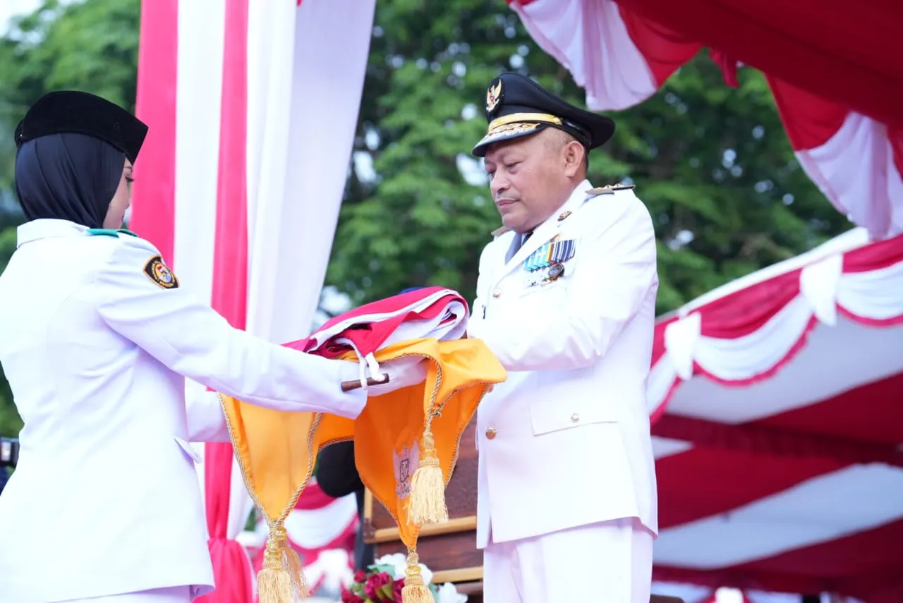 Wakil Gubernur Maluku Utara KH. Sarbin Sehe memimpin upacara penurunan bendera HUT RI ke-80 di Sofifi