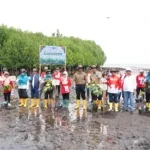 Penanaman mangrove di Ternate bersama PKK Malut dan pelajar untuk pelestarian pesisir
