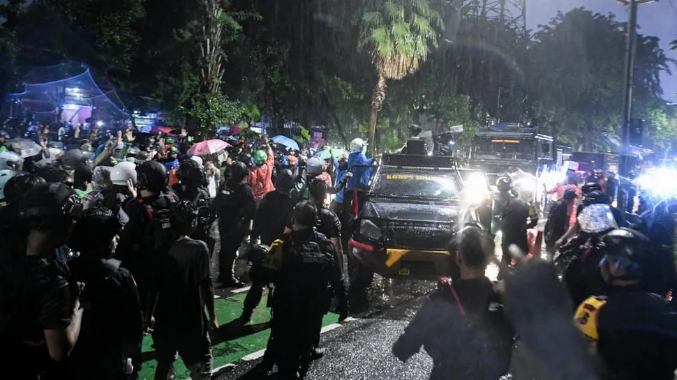 Situasi ricuh aksi demonstrasi buruh DPR RI yang menewaskan pengemudi ojek online Affan Kurniawan