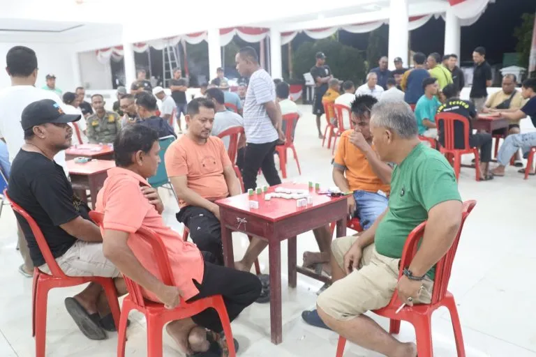 peserta lomba domino HUT RI ke-80 Halmahera Tengah adu strategi di meja pertandingan