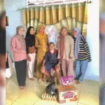 Anggota Fatayat NU Tidore membagikan sembako kepada warga sekitar