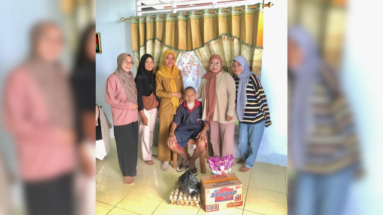 Anggota Fatayat NU Tidore membagikan sembako kepada warga sekitar