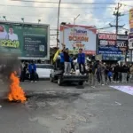 Massa PMII DIY membakar ban di depan UIN Sunan Kalijaga Yogyakarta sebagai bentuk protes terhadap kebijakan pemerintah.
