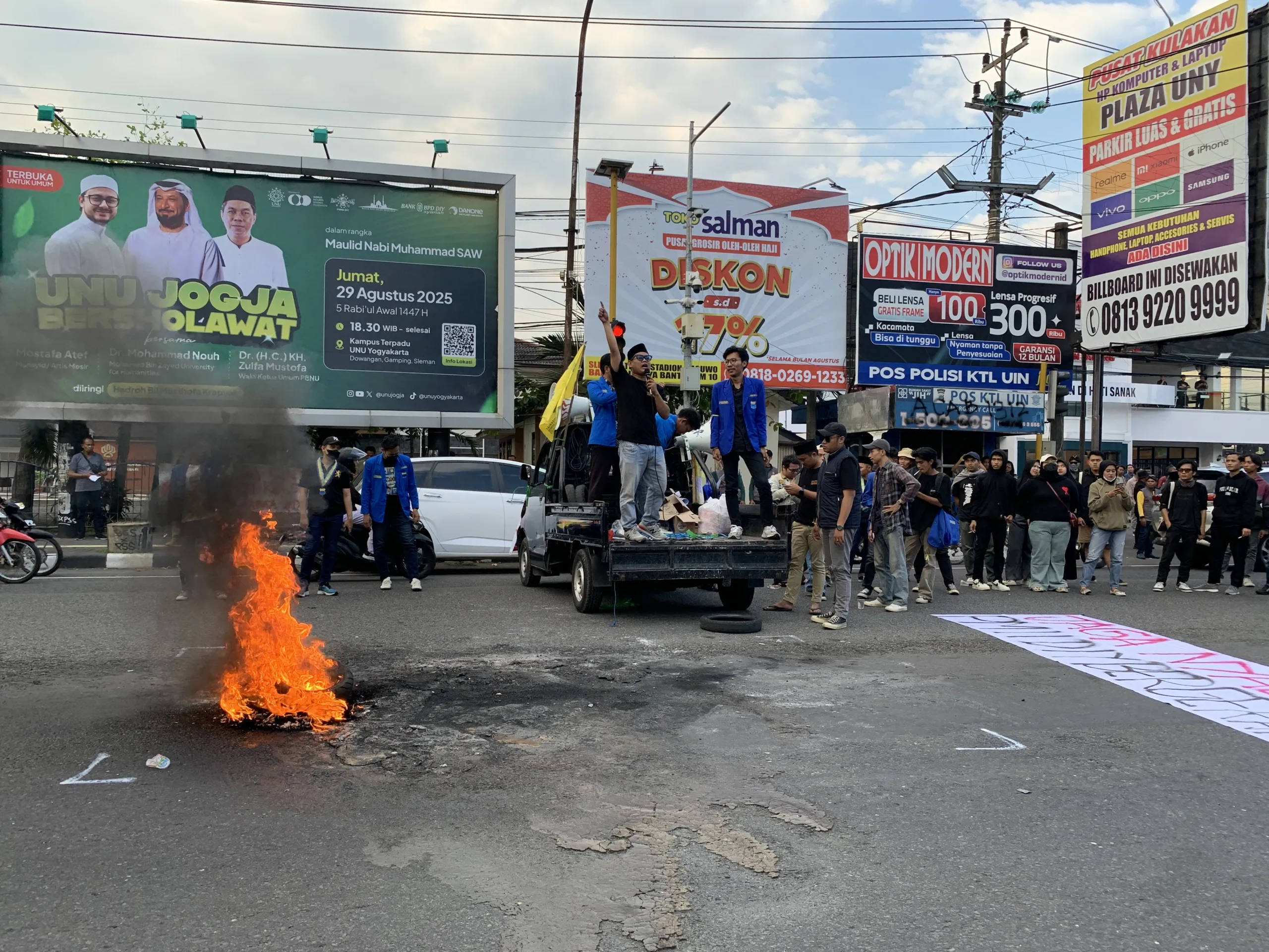 Massa PMII DIY membakar ban di depan UIN Sunan Kalijaga Yogyakarta sebagai bentuk protes terhadap kebijakan pemerintah.