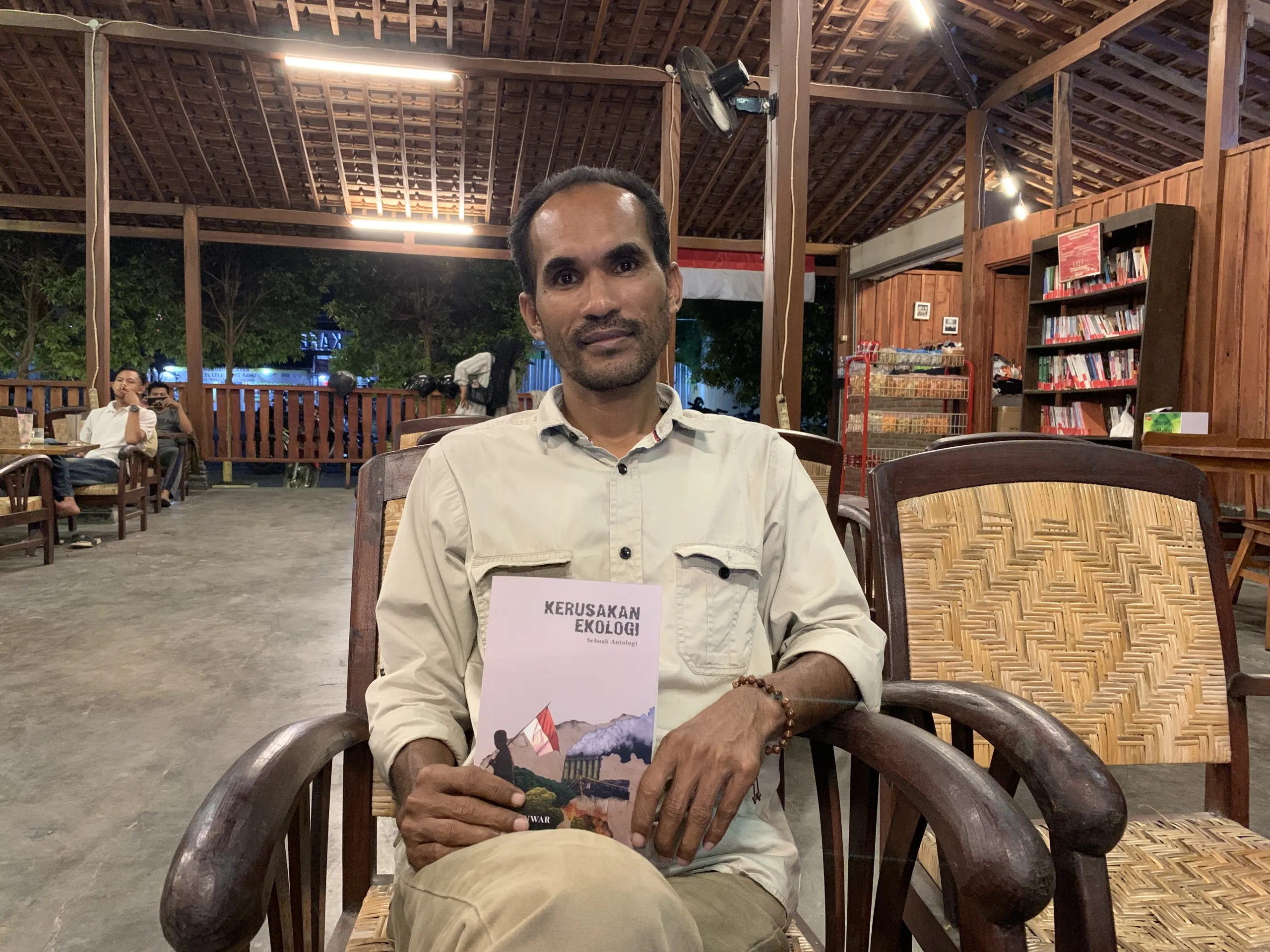 Masri Anwar saat diwawancarai di Yogyakarta tentang buku Kerusakan Ekologi Sebuah Antologi
