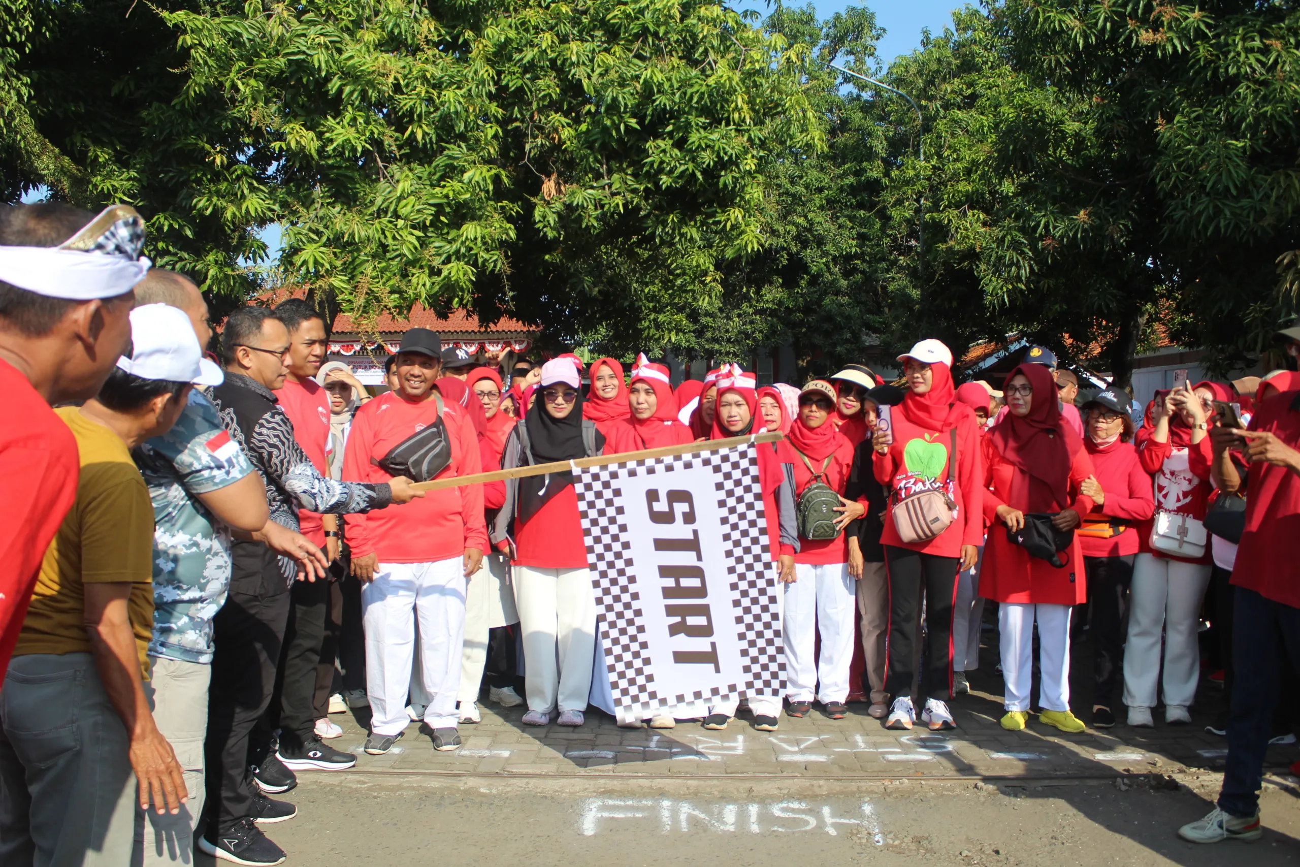 Camat Taman membuka Jalan Sehat Alma Ata HUT ke-80 RI