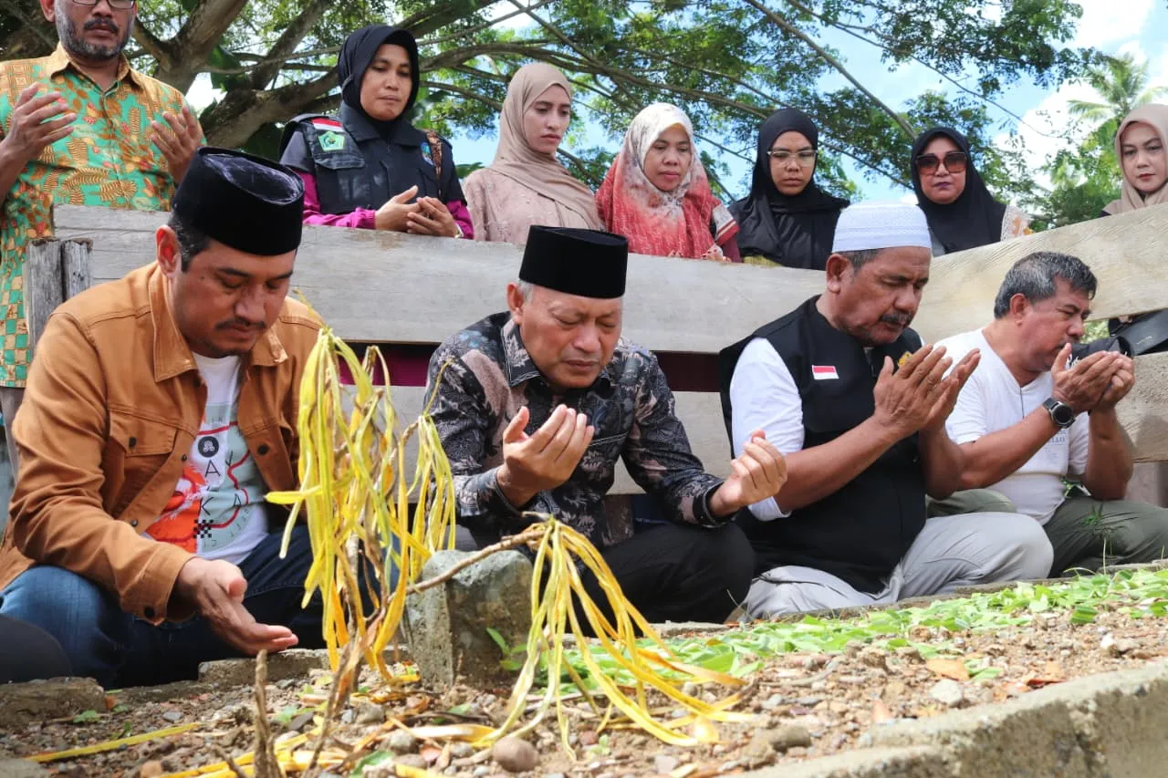 Wakil Gubernur Maluku Utara ditemani keluarga berziarah di makam almarhum Gubernur KH. Abdul Gani Kasuba di Desa Bibinoi, Halmahera Selatan.