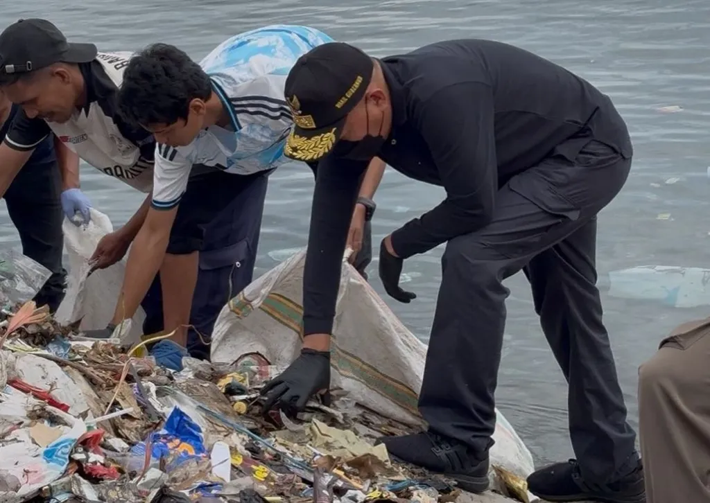 Wakil Gubernur Maluku Utara Sarbin Sehe ikut dalam Aksi Bersih Maluku Utara dengan membersihkan sampah di area Pelabuhan Speed Sofifi.