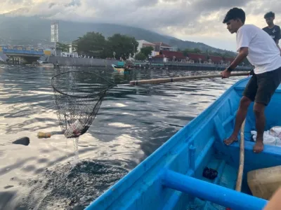 Satgas Armada Sampah Laut Kota Ternate dan Komunitas Batu Meja mengangkat sampah plastik di perairan pesisir Kelurahan Makassar Timur.