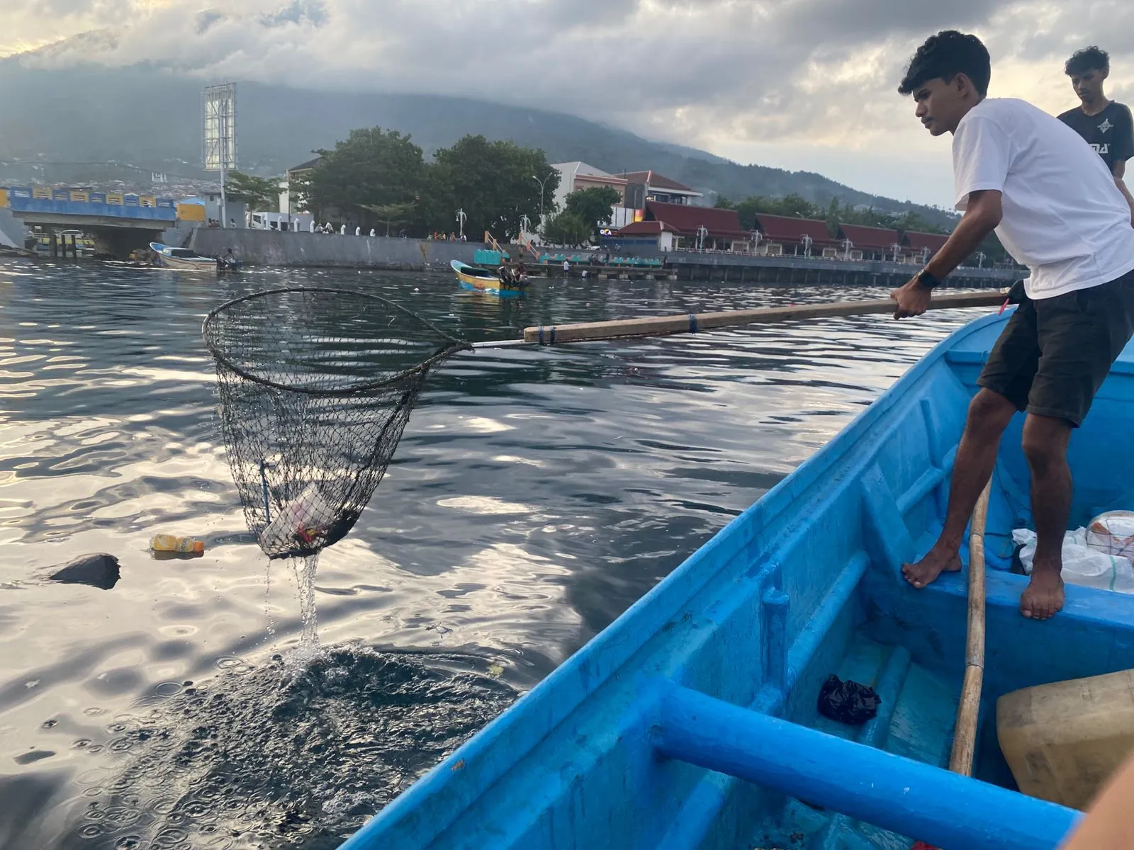 Satgas Armada Sampah Laut Kota Ternate dan Komunitas Batu Meja mengangkat sampah plastik di perairan pesisir Kelurahan Makassar Timur.