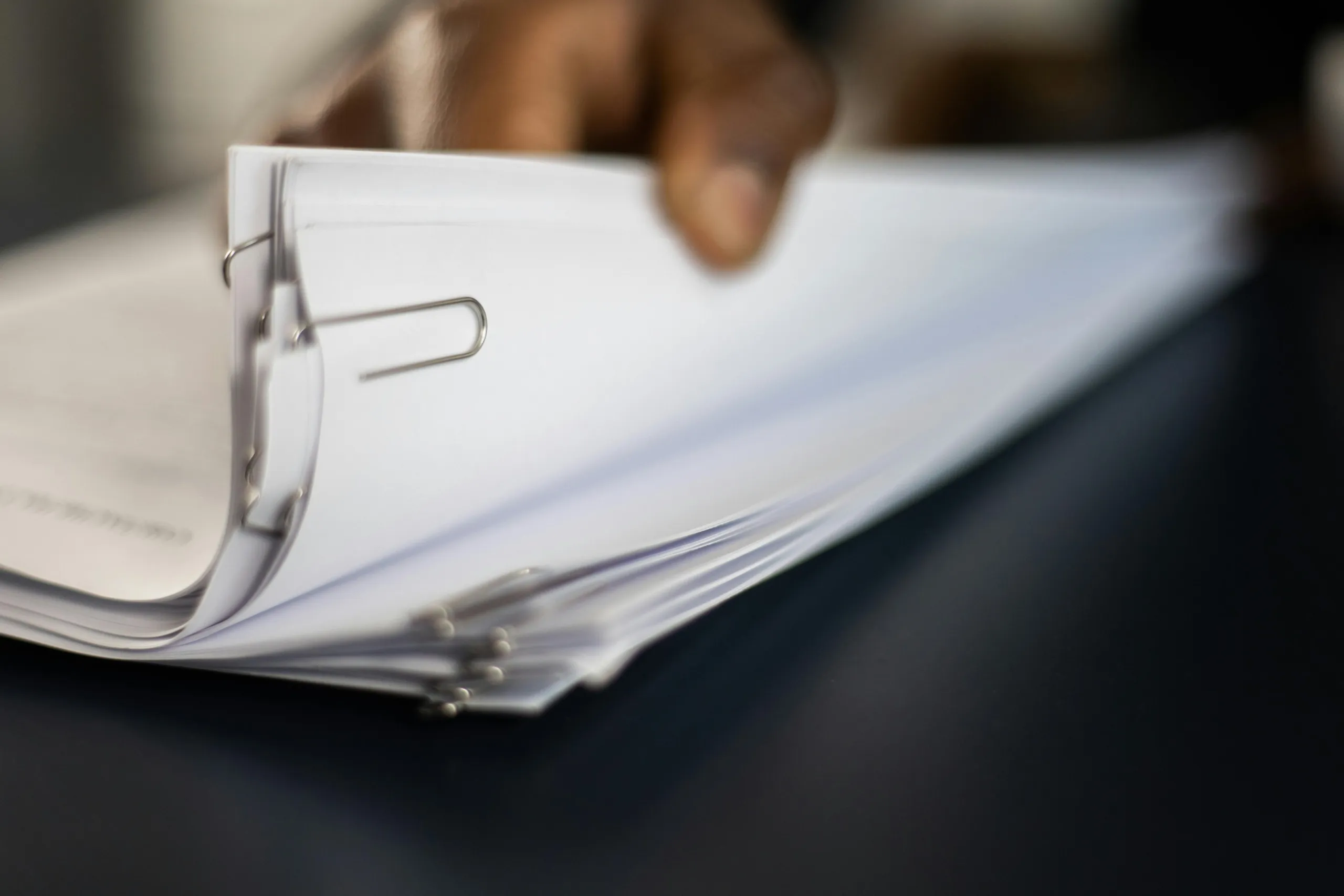 Ketua LBH Ansor Kota Ternate, Zulfikran Bailussy, memberikan klarifikasi isu rangkap jabatan ASN Kemenag Maluku Utara.