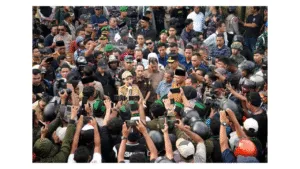 Gubernur Maluku Utara Sherly Tjoanda berdialog dengan mahasiswa di tengah aksi ricuh. | Dok. Instagram Sherly