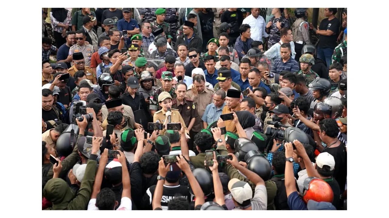 Gubernur Maluku Utara Sherly Tjoanda berdialog dengan mahasiswa di tengah aksi ricuh. | Dok. Instagram Sherly
