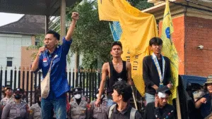 KH. Sarbin Sehe, Wakil Gubernur Maluku Utara, dalam seminar Road to Go Public di Ternate 2025