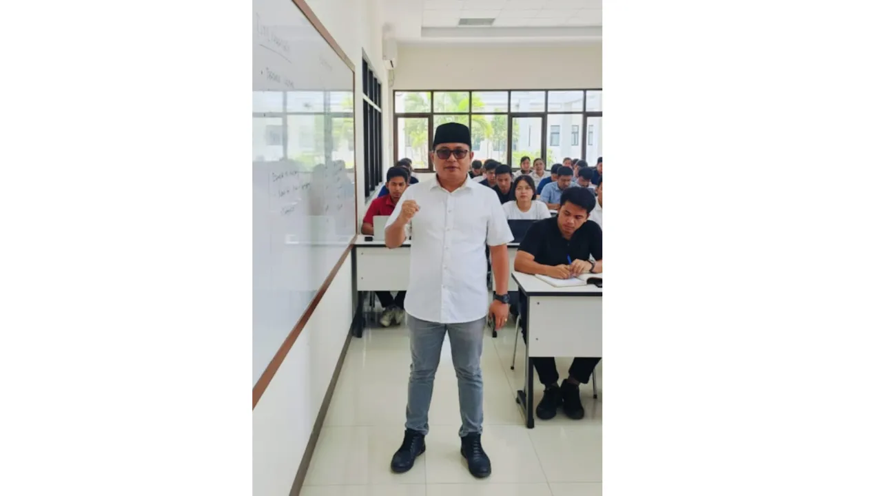 ulisan opini tentang proyeksi IAIN Ternate menuju UIN Sultan Baabullah yang membahas transformasi akademik, tantangan jumlah mahasiswa, dan masa depan pendidikan Islam di Maluku Utara.