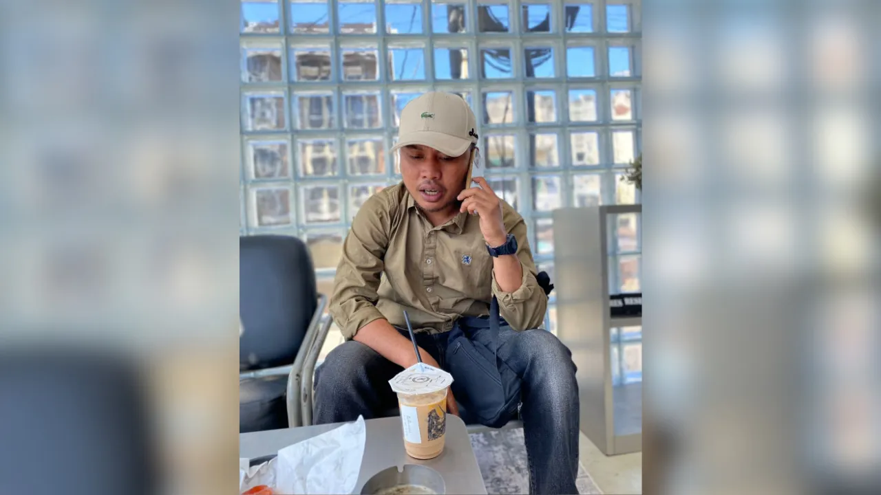 Ketua LBH Ansor Ternate Zulfikran Bailussy memberikan keterangan pers soal pencalonan Sarbin Sehe dan Rio C. Pawane di HIPMI dan KONI Maluku Utara.